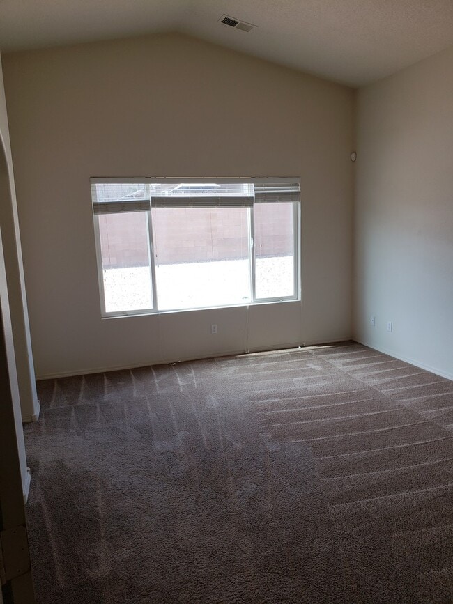 Building Photo - 3 bed 2 bath home in Huning Ranch