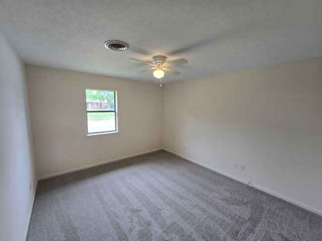 Building Photo - 2 BR DUPLEX in Colonial Heights