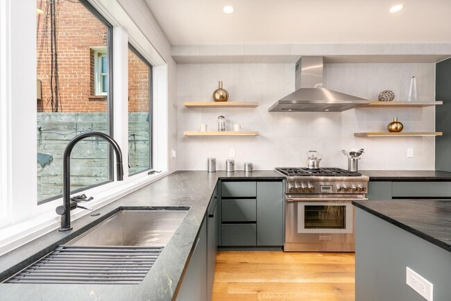 Building Photo - 103 17th St SE