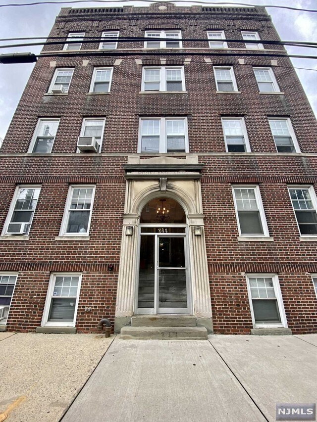 Primary Photo - 244 Lawton Ave