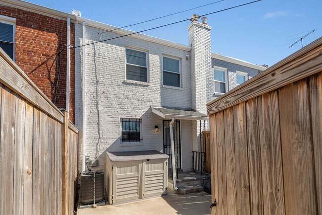 Building Photo - Recently Updated, 2 bed 2 1/2 Bath with Fe...