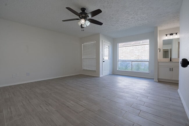 Building Photo - 16127 Olive Glen Dr