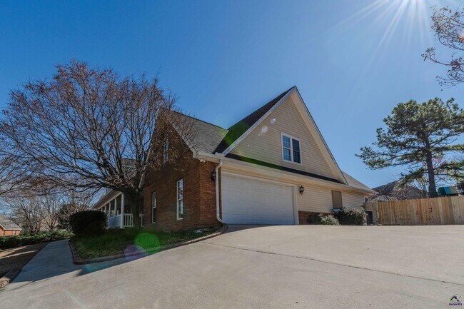 Building Photo - 611 Bay Laurel Cir