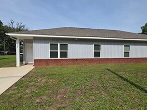 Building Photo - Spacious 2-Bedroom Duplex