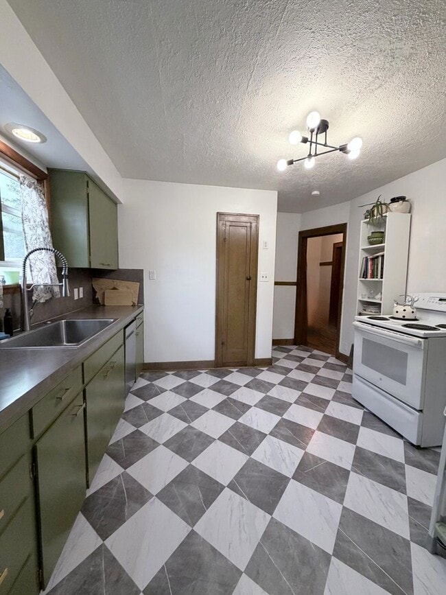 Building Photo - Charming 2 bedroom 1 bath house Available 05/01/2026