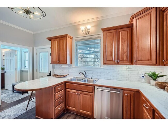 Building Photo - 1045 Lake St E