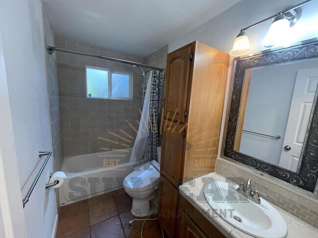Building Photo - Bright Adorable Home in Incline! Dog Friendly
