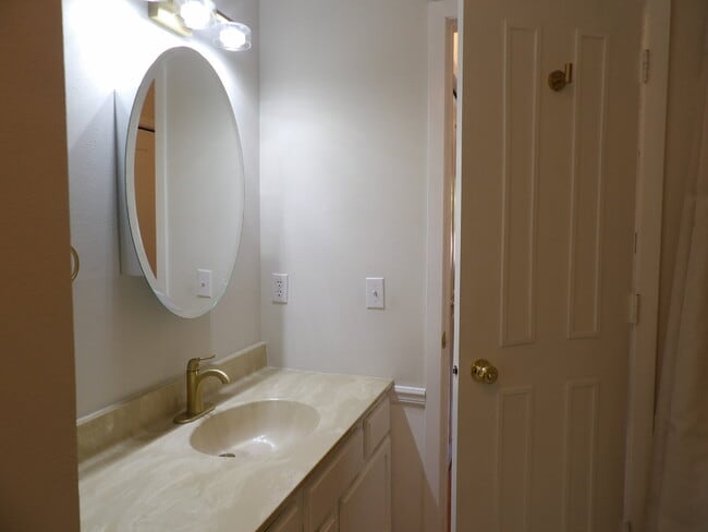 Building Photo - 6095 Courtly Alcove