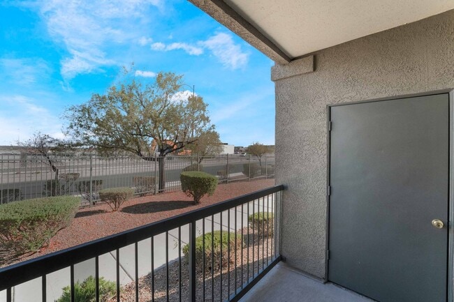 Building Photo - Beautiful Condo with Spacious Layout!