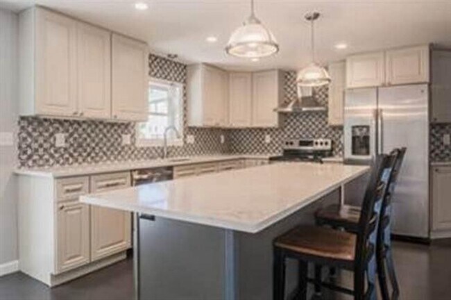 Primary Photo - 115 Grove St