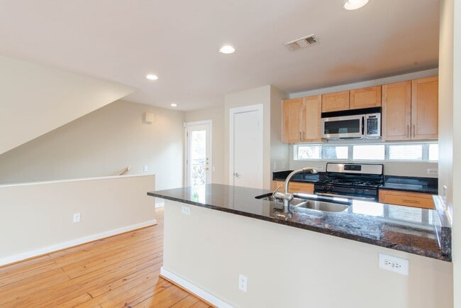 Building Photo - Stunning Contemporary 3-Story 3/2/2 Townhome in Oaklawn Gated Community!