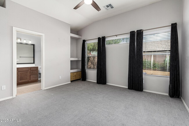 Building Photo - 4104 E La Salle St