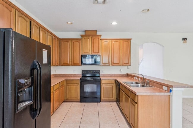 Building Photo - Large 6 Bedroom Rental in Gated Avalon Lakes Available Now! $2800/Month