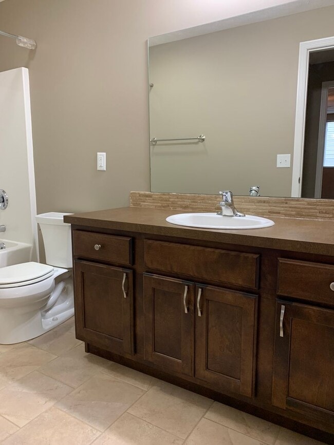 Building Photo - Spacious 3 bedroom/ 3 bath ranch townhome