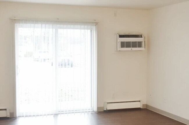 Building Photo - 654 S Westwood Ave