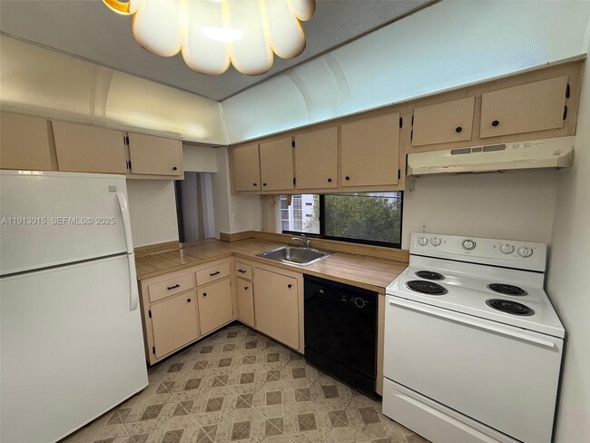 Building Photo - 17011 N Bay Rd