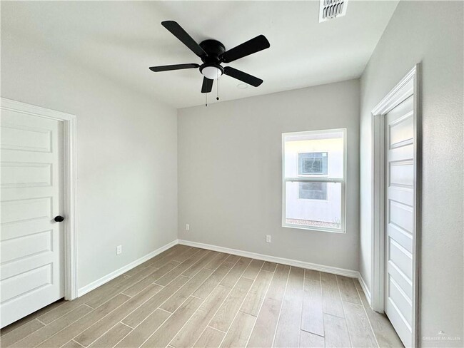 Building Photo - 12 Aryana N Ave