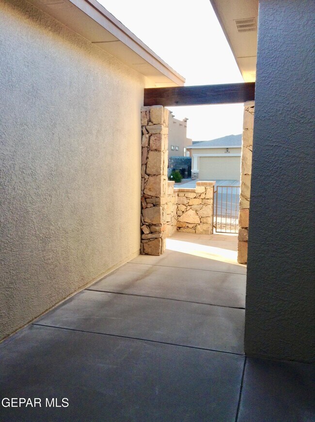Building Photo - 6625 Cabana Del Sol Dr