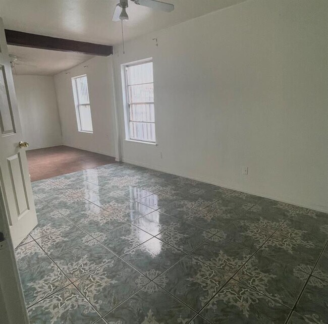 Building Photo - 11911 Pollyanna Ave