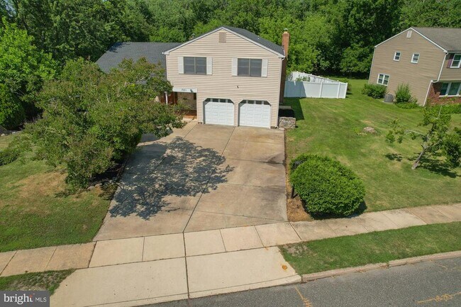 Building Photo - 701 Crestbrook Ave