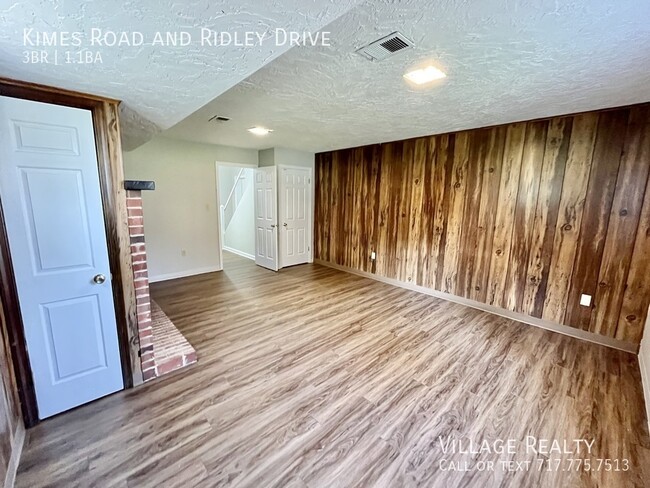 Building Photo - *** Available mid-June! *** Large, remodel...