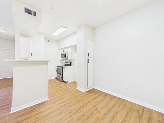 Building Photo - 2320 Gracy Farms Ln