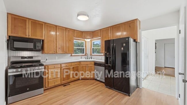 Building Photo - 1079 Canyon Dr