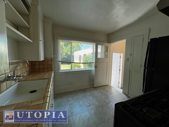 Building Photo - Charming 3 Bedroom, 1.5 Bathroom close to ...