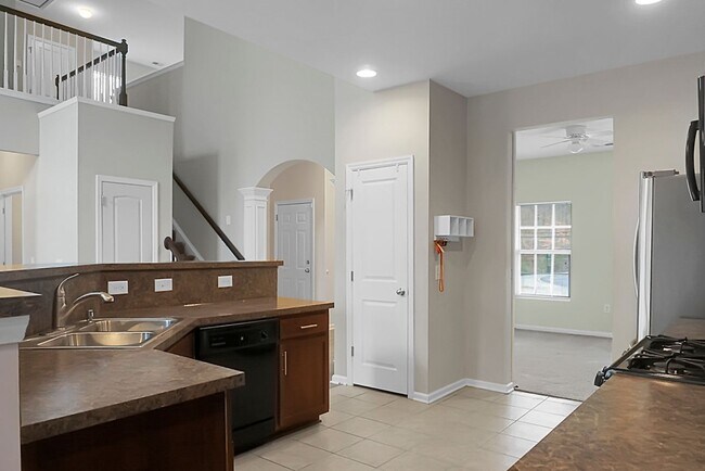Building Photo - 3 bedrooms, 2.5 bathrooms  2-car garage in...