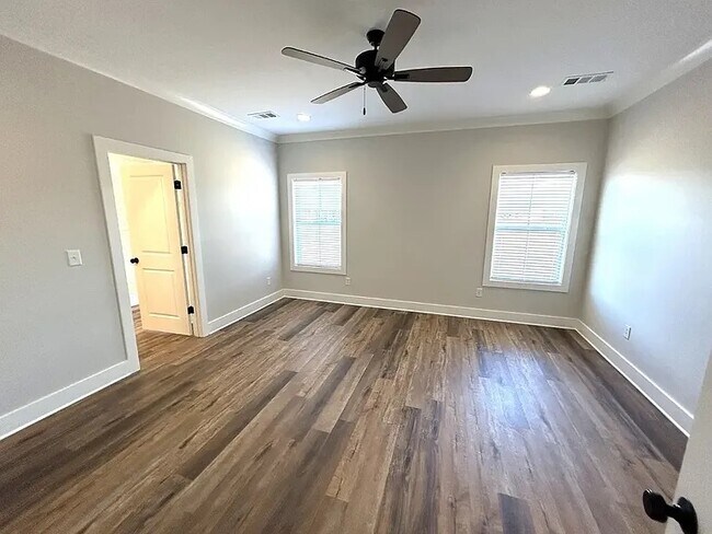 Building Photo - 300 N Rayleigh Dr