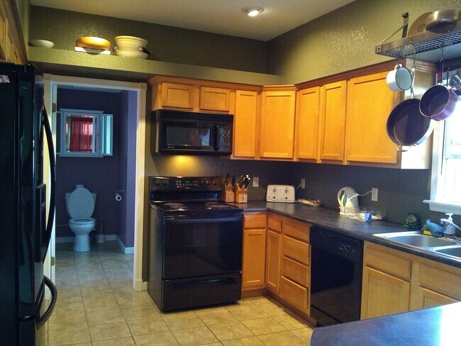 Building Photo - Charming 2 story home available in Roswell...