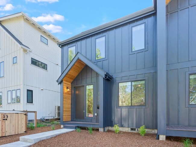 Building Photo - 3bed/2.5 Bath Duplex Unit New Construction...