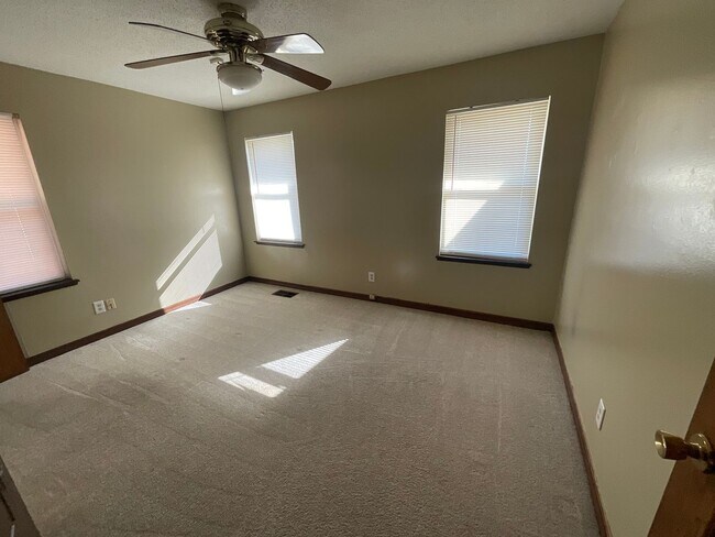 Building Photo - Spacious 3 bed, 1 1/2 bath, 1 car garage w...
