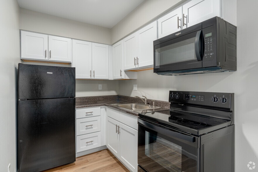 2BR, 1BA - 775SF - Kitchen - Park Run Apartments