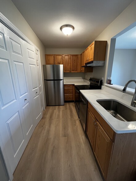 Building Photo - 56 Suncrest Dr