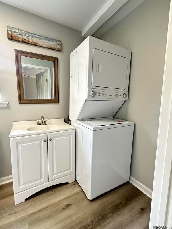 Building Photo - 376 Croydon Ave