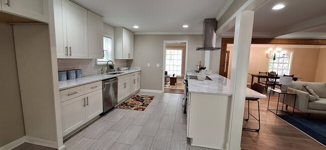 Building Photo - Beautifully renovated home in Rocky Woods ...