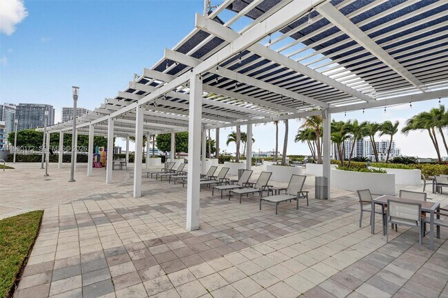 Building Photo - 601 NE 36th St