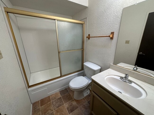 Building Photo - Spacious 2 Bedroom Duplex