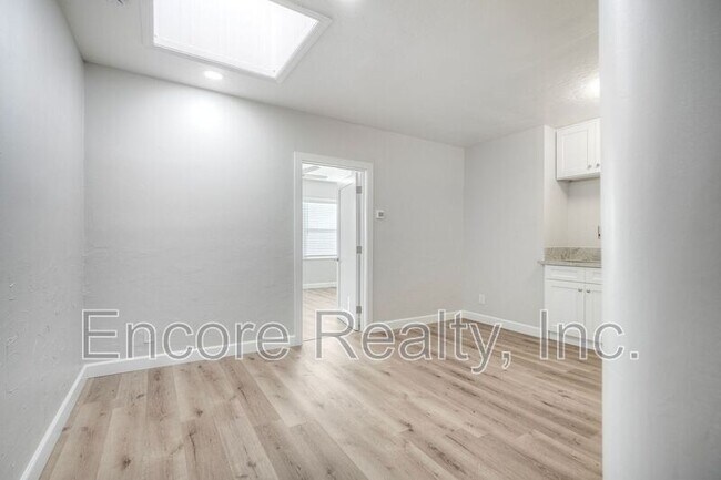 Building Photo - 303 3rd Ave