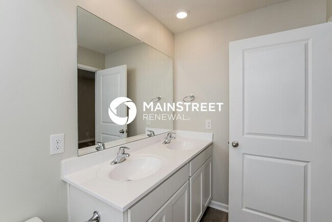 Building Photo - 4 Bedroom Pet-Friendly Home in Clinton, TN with Main Street Renewal