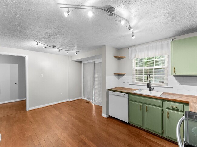 Building Photo - 3513 Castlebury Dr
