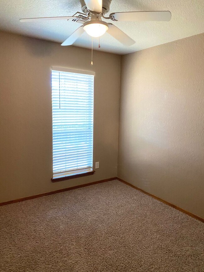 Building Photo - 631 Stoneridge Dr