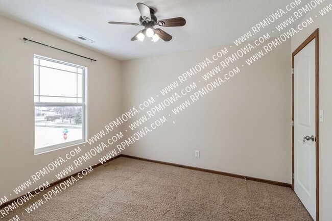 Building Photo - Commuter's Dream!!  3 Bedroom, 2.5 Bathroo...