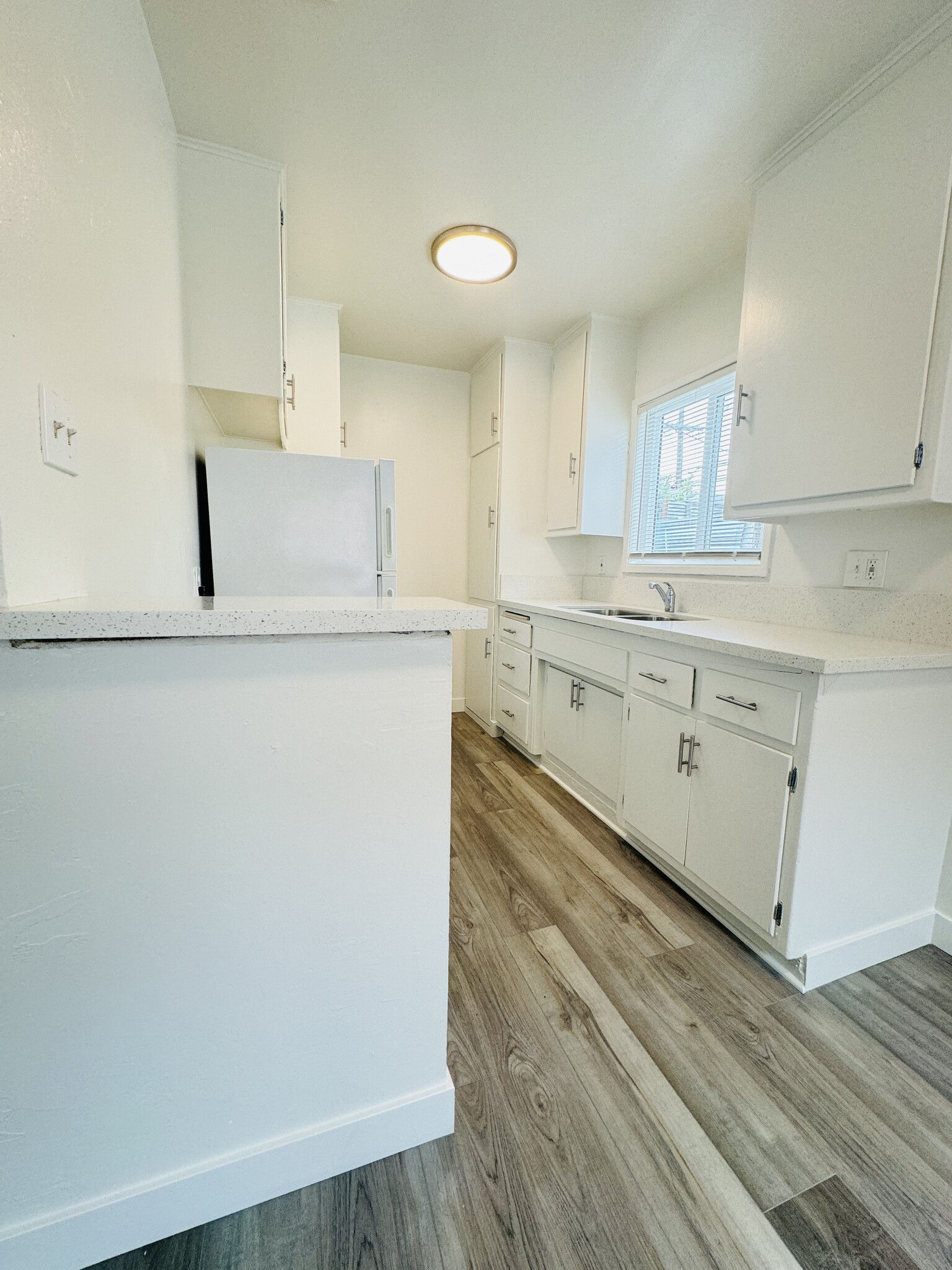 Unit #6 Kitchen - 1049 N Mariposa Ave