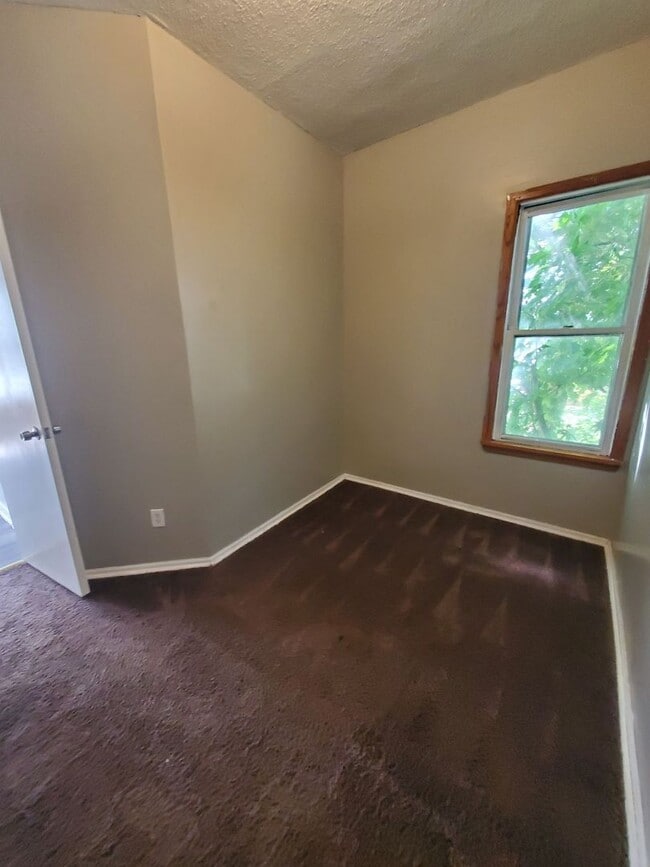 Building Photo - 1343-1345 N 32nd St. (Duplex)