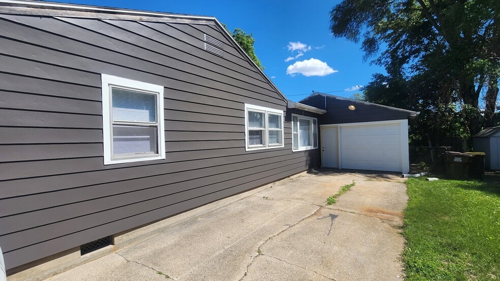 Building Photo - 907 Merrill Ave