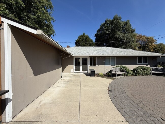 Building Photo - 5220 SE 33rd Pl