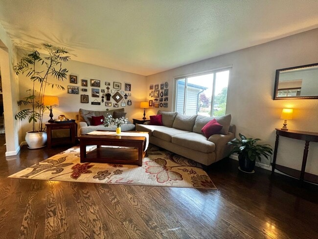 Building Photo - Remodeled 4 Bedroom 2 Bathroom Home in Fort Collins!