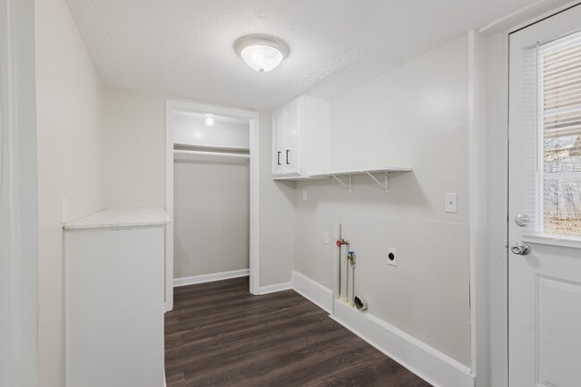 Building Photo - 245 Evansdale Ave